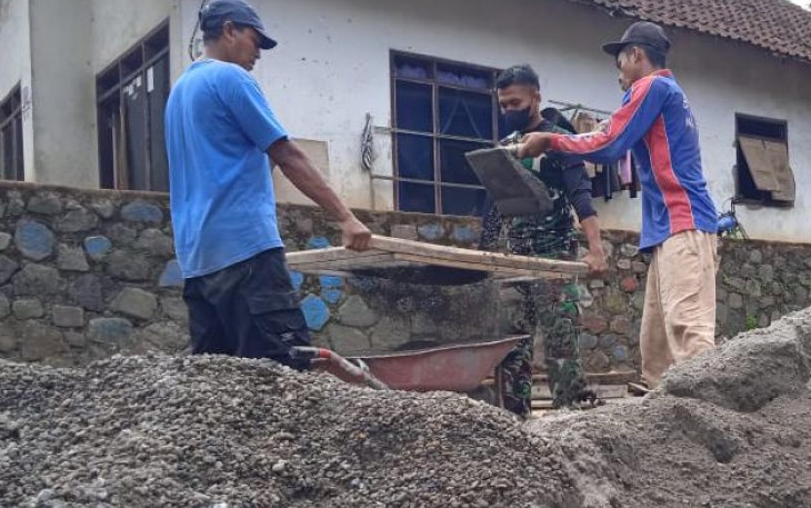 Kombinasi Ayunan Ayakan Satgas TMMD Dengan Warga di TMMD 112 Kodim 0818/Malang-Batu