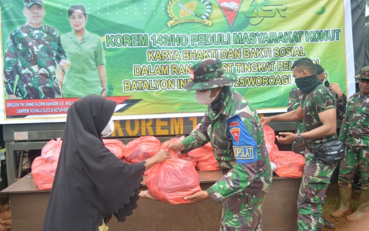  Yonif 725/WRG  Bagikan Bansos  Dan Karya Bakti