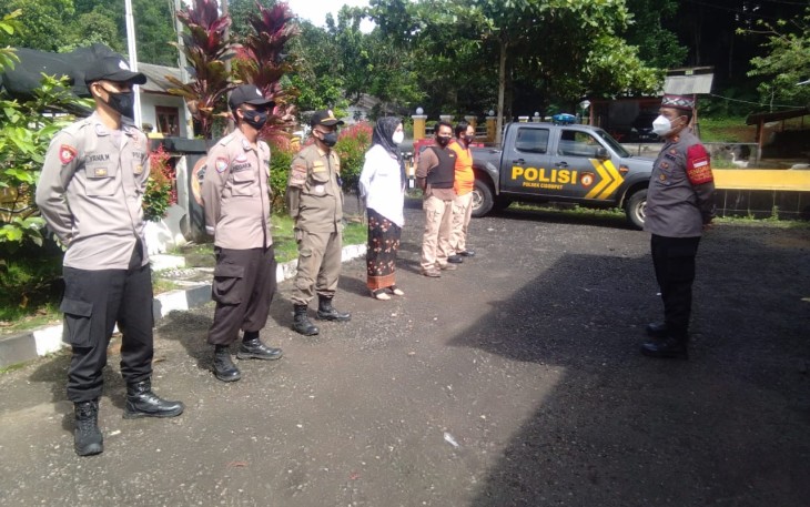 Kapolsek Pimpin Ops Yustisi dan Edukasi serta Sosialisasi PPKM di Cisompet
