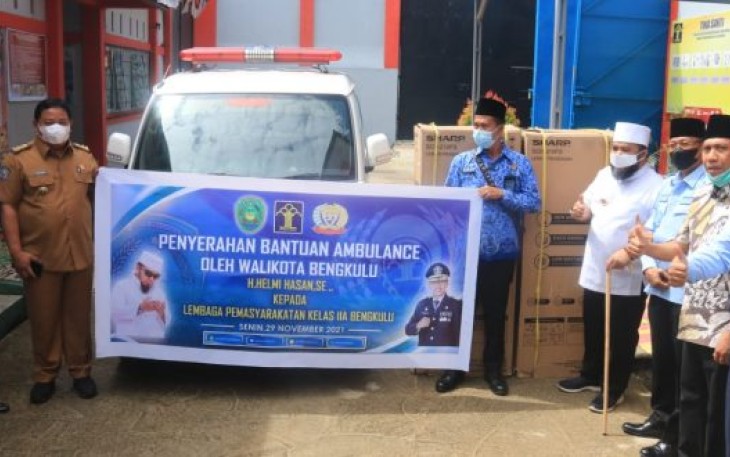 Walikota Serahkan 1 Unit Ambulans dan 2 Show Case