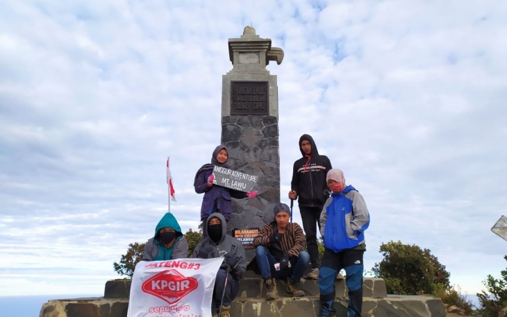 Sejumlah pendaki sedang berada di kawasan Hargo Dumilah atau Puncak Gunung Lawu. (Foto : Istimewa)