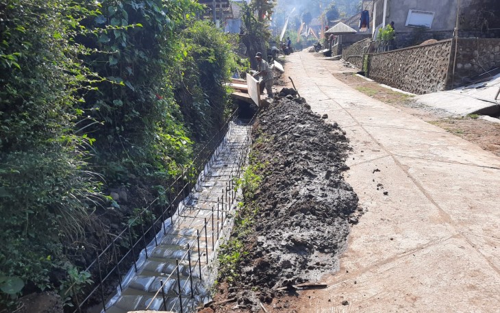 Pembangunan Drainase Sudah Memasuki Tahap Pemasangan Besi dan Papan Cor
