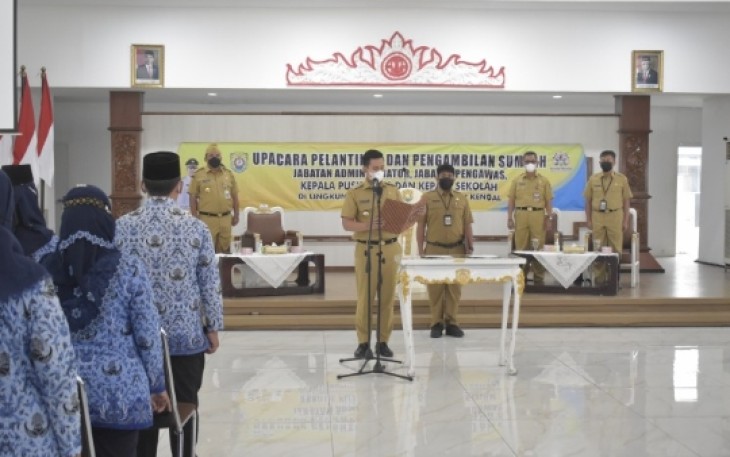 Bupati Kendal memimpin Upacara Pelantikan dan Pengambilan Sumpah Jabatan Administrator, Jabatan Pengawas, Kepala Puskesmas dan Kepala Sekolah yang bertempat di Pendopo Tumenggung Bahurekso, Senin (8/11/2021)