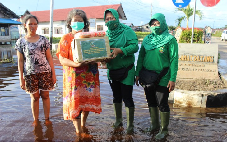Persit Kartika Chandra Kirana (KCK) Cabang XLII Kodim 1016 Palangka Raya menggelar kegiatan bakti sosial (baksos) untuk korban banjir di Flamboyan Bawah, Kelurahan Langkai, Kecamatan Jekan Raya, Kota Palangka Raya