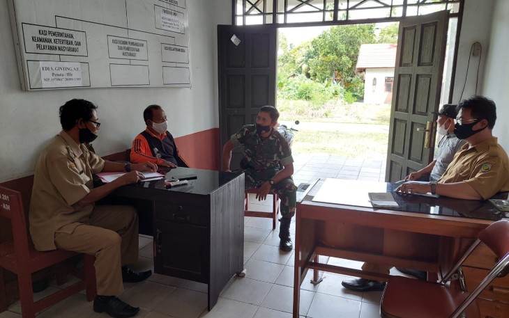 Babinsa Koramil 1016-02/Bukit Batu, Kodim 1016/Palangka Raya mendampingi Lurah setempat dalam mediasi sengketa lahan yang berada di Jalan cilik riwut km. 36 RT. 005/002 Kelurahan Tangkiling, kecamatan Bukit Batu