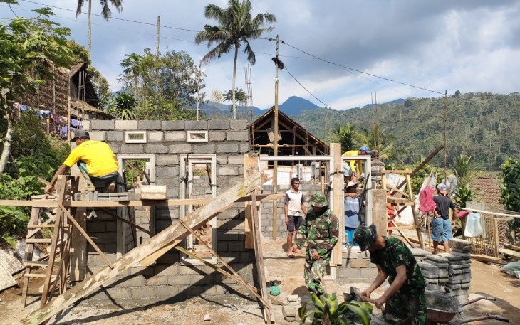 Potret Kebersamaan TNI dan Warga Ketika Gotong Royong