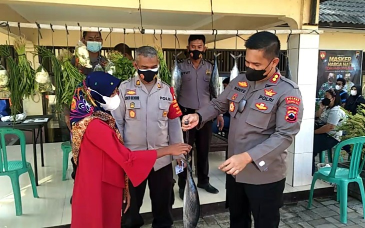 Kapolresta pekalongan berikan bantuan sembako kepada ibu- ibu peserta vaksin di Mapolsek Pekalongan Utara ,Rabu 17/11/2021