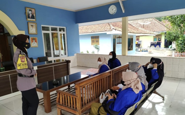 Sambangi Warga, Bhabinkamtibmas Polsek Panyingkiran Beri Himbauan Agar Warga Patuhi Protokol Kesehatan