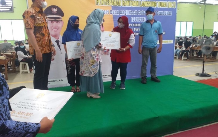 Kapolsek Cepiring Pantau Langsung 1.198 Buruh Pabrik Rokok Di Cepiring Yang Terima BLT (DBHCHT)