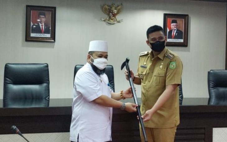 Memerdekakan Ijazah, Walikota Bengkulu Helmi Hasan Sambangi Menantu Presiden RI Joko Widodo di Medan