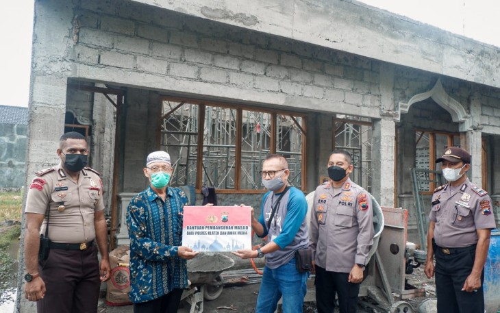 Kapolres Klaten Bersama Awak Media Memberikan Bantuan Pembangunan Masjid di Mojayan
