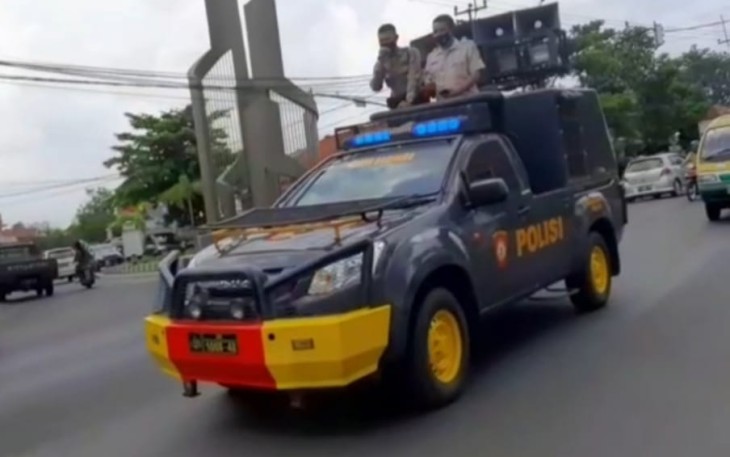 Polres Majalengka-Polda Jabar, Dengan Menggunakan Mobil Dinas Anggota Sat Samapta memberikan Himbauan Ajak Masyarakat Untuk Vaksinasi
