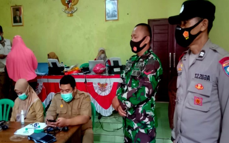 Panit 1 Binmas dan Anggota Bersama Babinsa Monitoring Kegiatan Vaknisasi 500 Dosis di Pemdes Sukahurip Pangatikan 