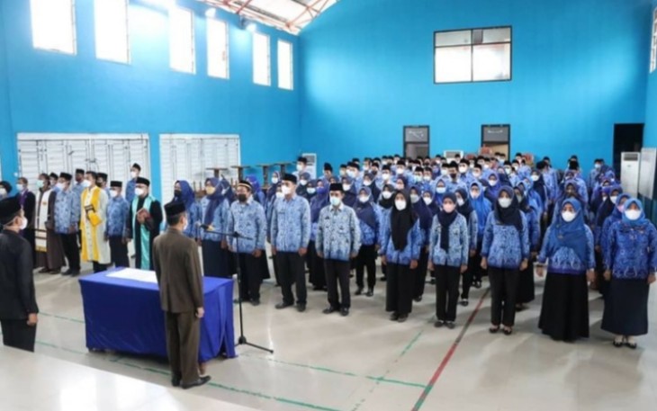 Sekretaris Daerah Kabupaten Pesisir Barat (Pesibar) N Lingga Kusuma Melantik pejabat administrator dan pejabat pengawas di lingkungan Pemkab Pesibar, kegiatan tersebut dilaksanakan di GSG Selalaw Labuhan Jukung