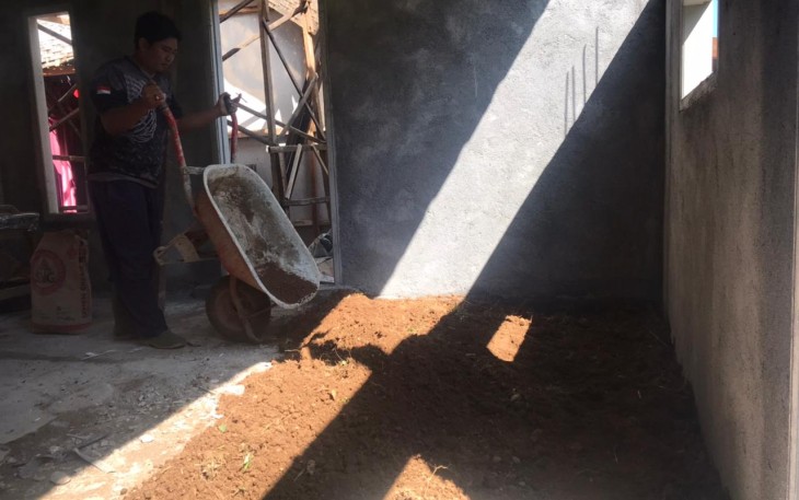 Tumpahan Tanah Timbun Banjiri Lantai Rumah Ibu Ginten