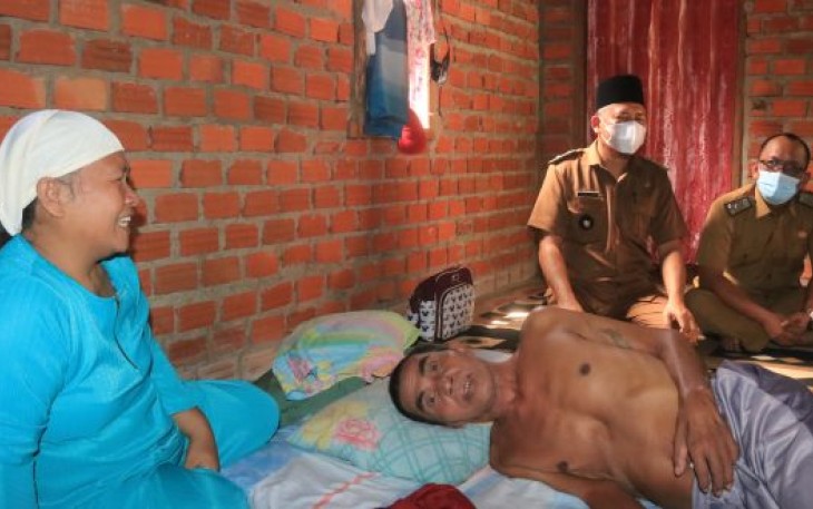 bertolak dari Kota Bengkulu, Lurah Padang Serai Bambang Irawan dengan mobil ambulans kampung melayu menyambangi rumah Edi di Kabupaten Seluma.