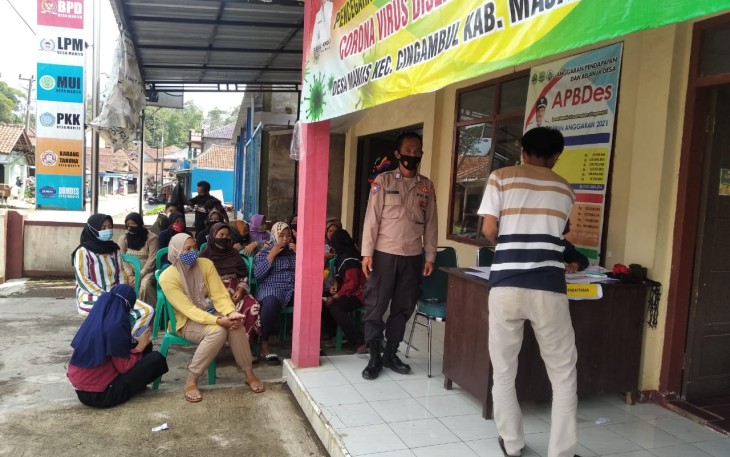 Kapolsek Cingambul-Polres Majalengka, Melalui Kanit Binmas  Monitoring Gebyar Vaksinasi Covid-19 Tahap I dan II di Desa Maniis