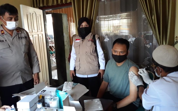 Anggota Polsek Pageruyung Monitoring vaksinasi di Balaidesa Getasblawong, Kamis 4/11/2021