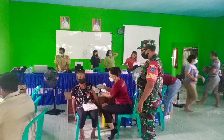 Babinsa Koramil Rungan Terus Lakukan Pengawalan Vaksinasi di Wilayah