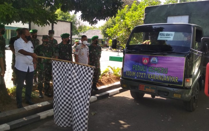 Bupati Karanganyar Juliyatmono (berkemeja putih) memimpin prosesi pemberangkatan pengiriman bantuan untuk korban terdampak erupsi Gunung Semeru, pada Rabu (8/12/2021) pagi, di Markas Kodim 0727 Karanganyar