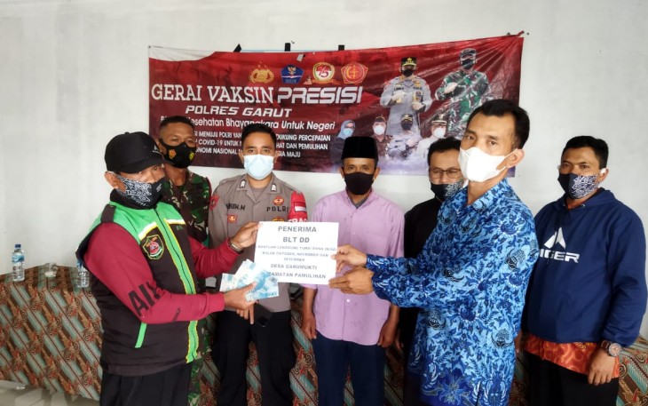 Bripka Bubun Giat Monitoring Pembagian BLT DD di Desa Garumukti Pamulihan Garut