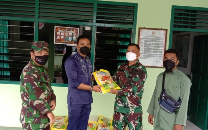 Koramil 02/0315 Bintan Bantu Salurkan Puluhan Paket Beras dari PT Solid Grup Indonesia ke Warga Desa Dendun