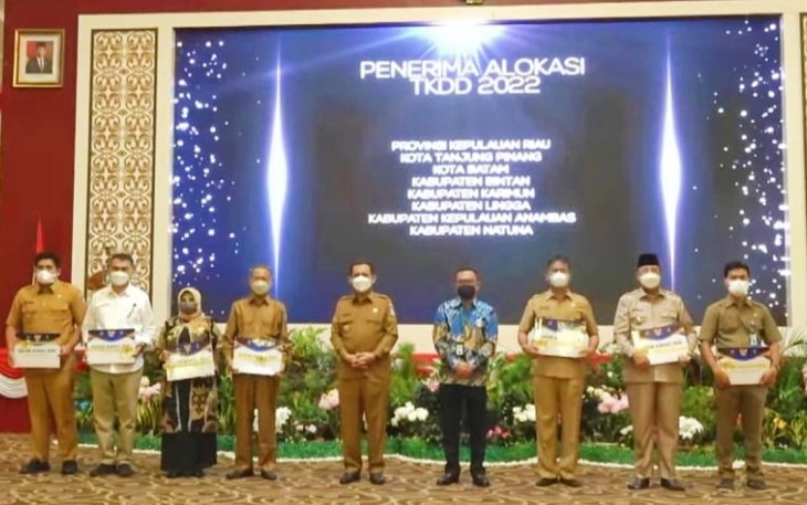 Bertempat di Aula Wan Seri Beni, Dompak, Pemerintah Provinsi Kepulauan Riau menyerahkan DIPA dan TKDD Tahun 2022