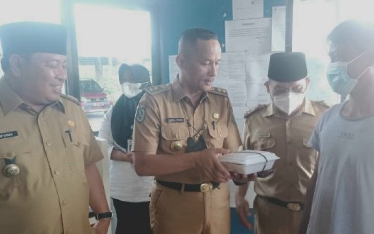  Organisasi Perangkat Daerah (OPD) berbondong-bondong untuk membagikan nasi bungkus gratis dan bersemangat untuk ambil bagian dalam gerakan kebaikan ini