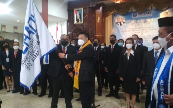 Pelantikan Pengurus DPC Peradi dan Pusat Bantuan Hukum (PBH) Peradi Kabupaten Karanganyar Periode 2021 - 2026, di Ruang Paripurna Gedung DPRD Karanganyar,  pada Rabu (15/12/2021) malam