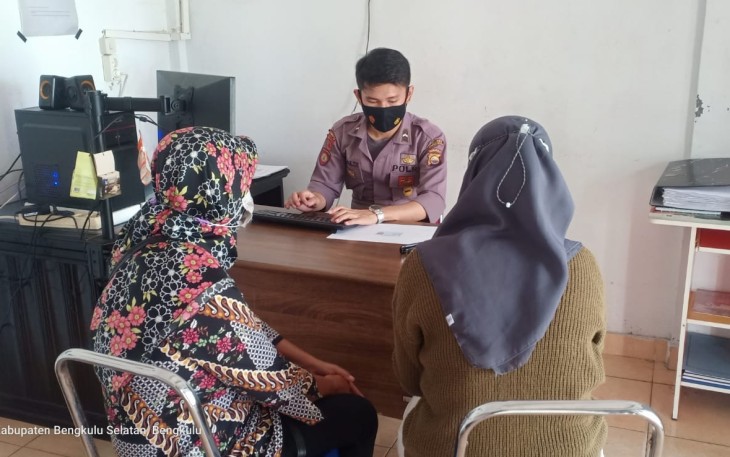 Korban Saat Melapor Ke Polres Bengkulu Selatan