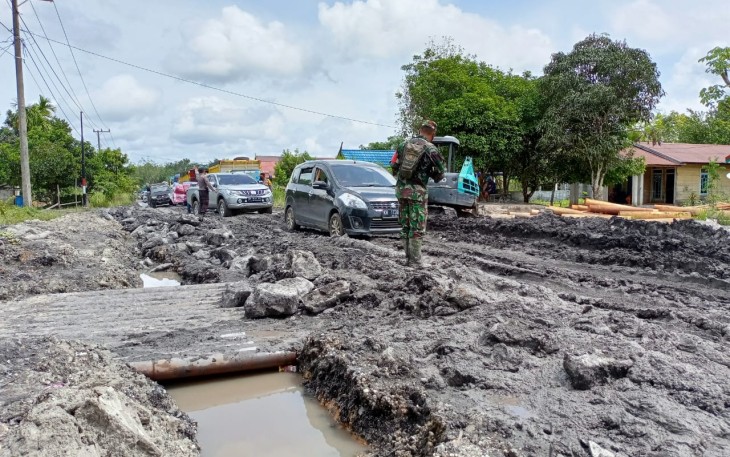 Sebagai pelintasan Truck bermuatan besar dari perusahaan swasta yang mengakibatkan beban cukup besar membuat jalan lintas provinsi Palangkaraya - Kurun rusak parah.