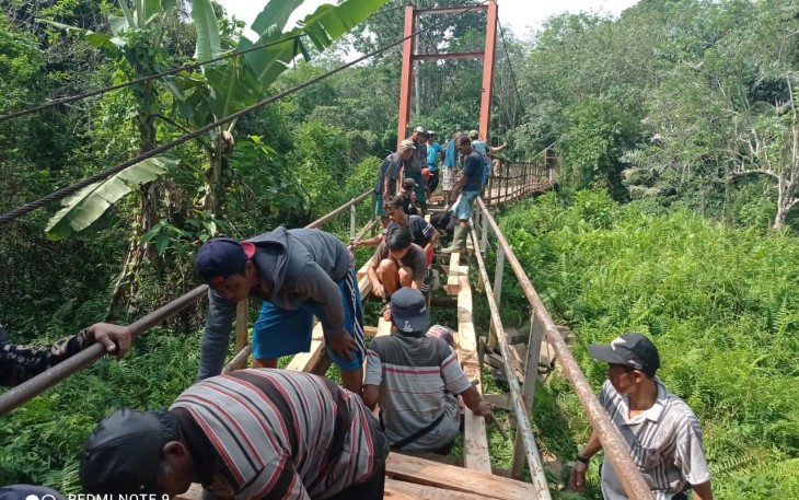 Warga Pengguna Jalan Swadaya Perbaiki Jembatan yang Rusak Parah