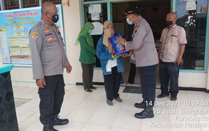 Alumni Akabri 2001 Berikan Bansos Pada Keluarga Korban Meninggal Karena Covid-19 di Kecamatan Patebon Kendal