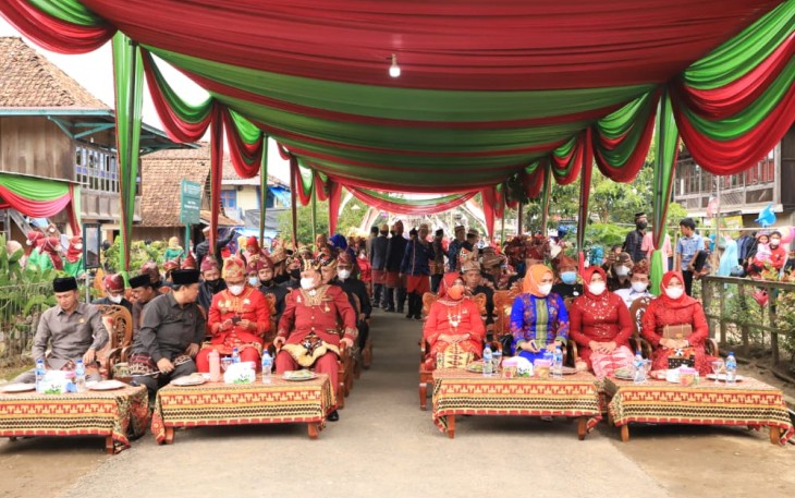 Bupati dan Wakil Bupati Lambar Menghadiri Festival Budaya Lamban Pesagi