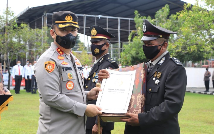  Kapolres Kendal AKBP Yuniar Ariefianto menyerahkan penghargaan bagi anggota yang telah berprestasi 
