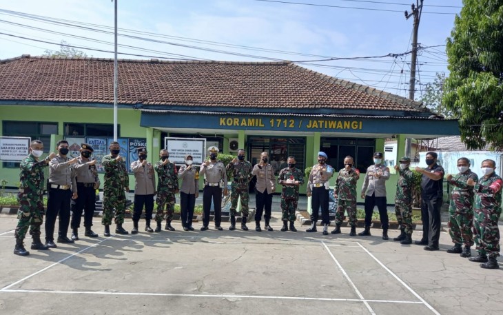 Kapolsek Jatiwangi Bersama Anggotanya Berikan Kejutan Dirgahayu ke-76 TNI