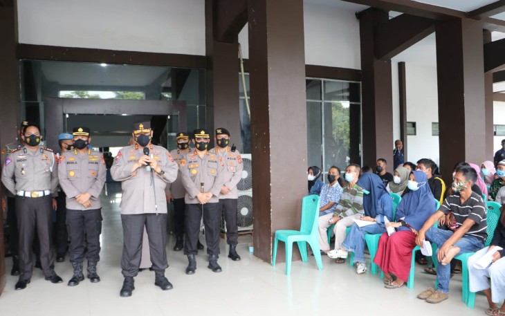 Kapolda Bengkulu Irjen Pol Drs. Guntur Setyanto M.Si didampingi pejabat utama saat meninjau langsung jalannya vaksinasi