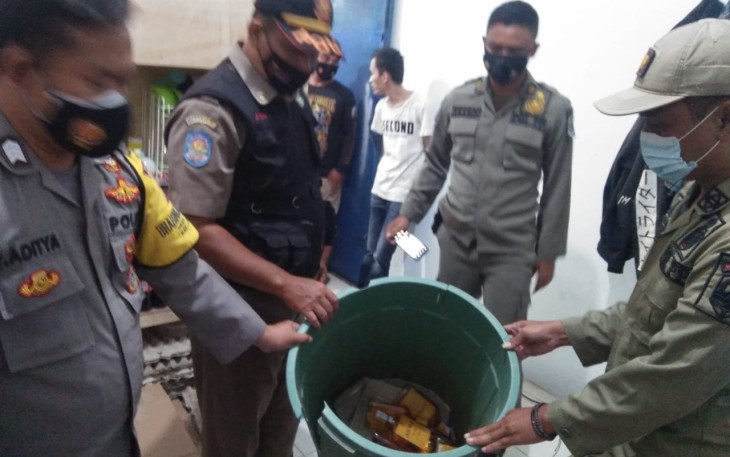 Operasi Pekat, Polsek Cigasong Sita Belasan Botol Miras Berbagai Merek