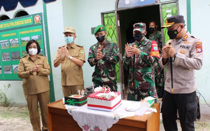 Peringati HUT TNI ke-76, Bupati dan Kapolres Gumas Beri Kejutan Untuk Personel TMMD