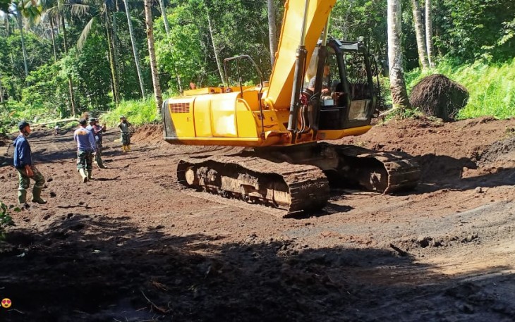 Satgas TMMD kodim Bitung saat melakukan pekerjaan