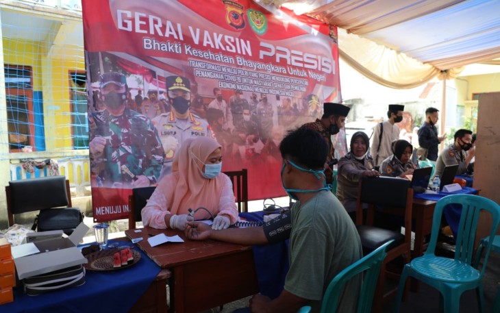 Sinergitas TNI-Polri Gelar Gerai Vaksin Presisi di Pesantren Al-Urwatul Wustha di Kecamatan Mangkubumi 