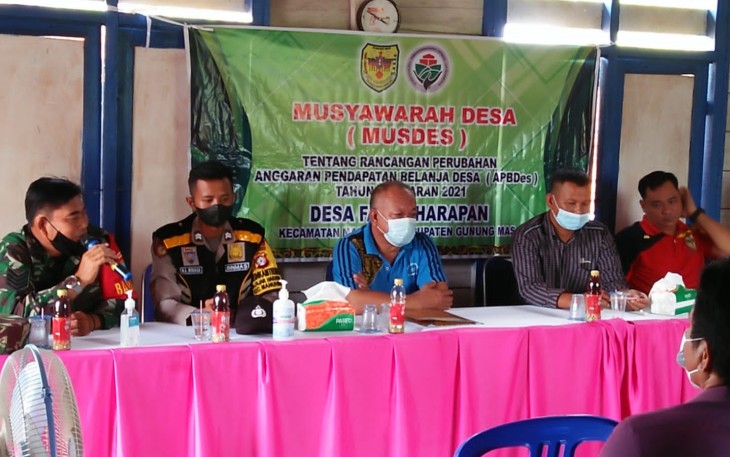 Babinsa Koramil 1016-04/Manuhing Serma Marhadi hadiri undangan Musyawarah Desa (Musdes) tentang Rancangan Perubahan APBDes tahun 2021 bertempat di Aula Kantor Desa Fajar Harapan, Kecamatan Manuhing, Kabupaten Gunung Mas