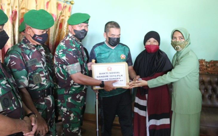Dandim bersama rombongan Perwira Kodim dan Persit KCK Cabang XLII Dim 1016 mengunjungi kediaman Serda Dartono