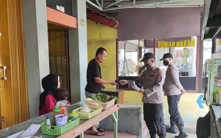 Bhabinkamtibmas Polsek Cingambul Bagikan Masker Gratis