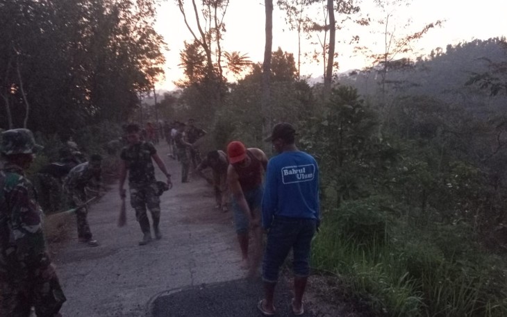 Satgas TMMD Laksanakan Pembersihan Jalan yang Sudah di Perbaiki oleh Satgas TMMD 112