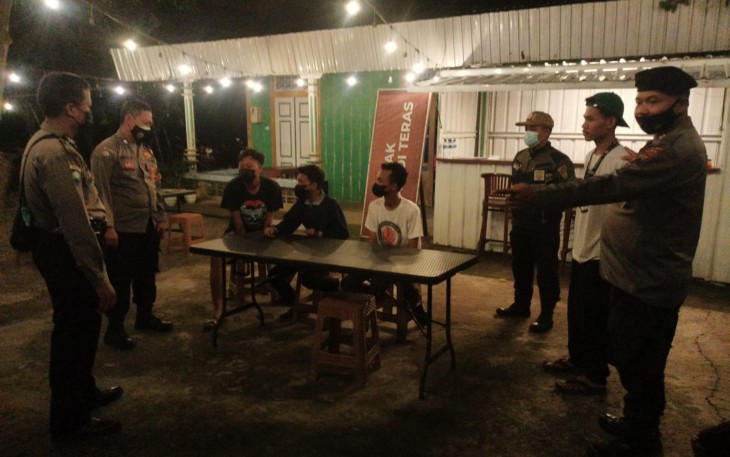 Kapolsek Pegandon bersama anggotanya pantau kedisiplinan Prokes di wilayah hukumnya, Selasa Malam 2/11/2021