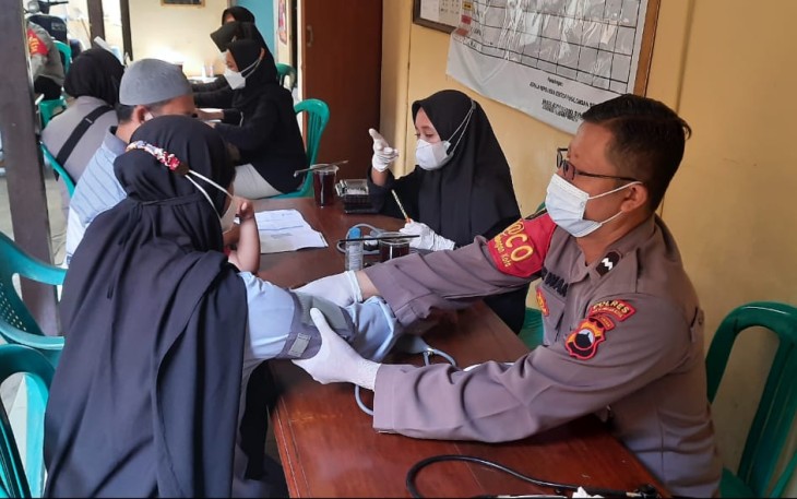 Anggota dari Polresta Pekalongan tengah melakukan pengukuran tekanan darah kepada peserta Vaksinasi Rabu 03/11/2021