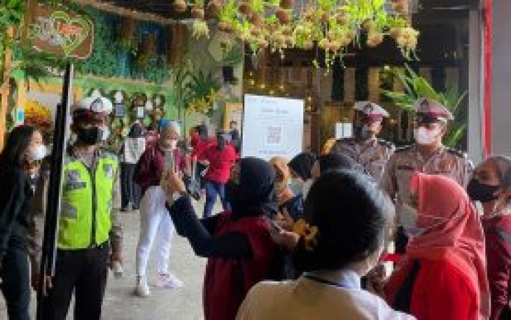 Kepala Satuan Lalu Lintas (Kasat Lantas) Polres Batu AKP Indah Citra Fitriani beserta anggotanya melaksanakan kegiatan sosialisasi aplikasi Peduli Lindungi di lokasi Wisata Batu Love Garden