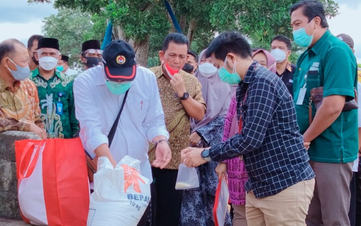 Gubernur Kepri Tinjau Masyarakat Penerima Bantuan Sembako dari Kementerian