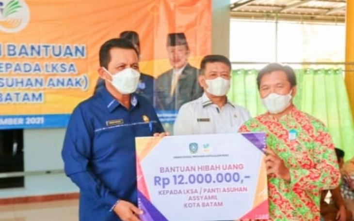 Gubernur Kepri Serahkan Bantuan Hibah Untuk Panti Sosial Anak 